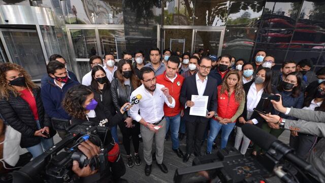 Marco Mendoza y Hiram Hernández presentaron una denuncia ante la FGR por el ataque a la sede del PRI