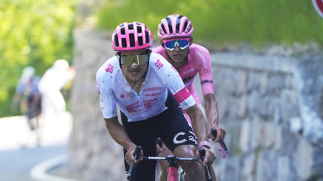 Richard Carapaz e Isaac del Toro en el Giro de Italia 2025.
