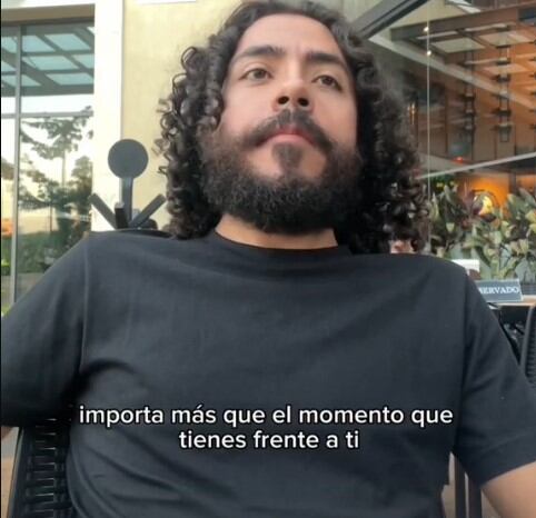 Hombre que enseña sobre el amor propio