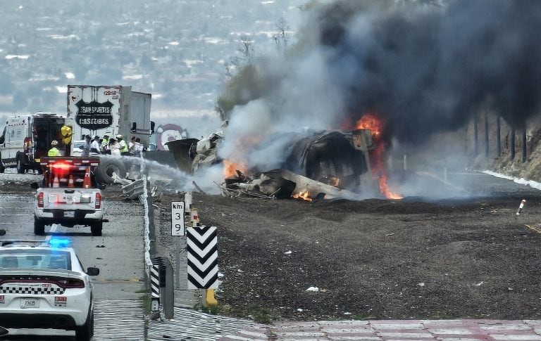 Volcadura e incendio en autopista México-Puebla