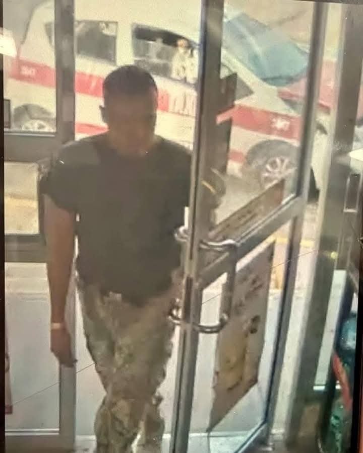 Militar asalta tiendas Oxxo en Minatitlán, Veracruz