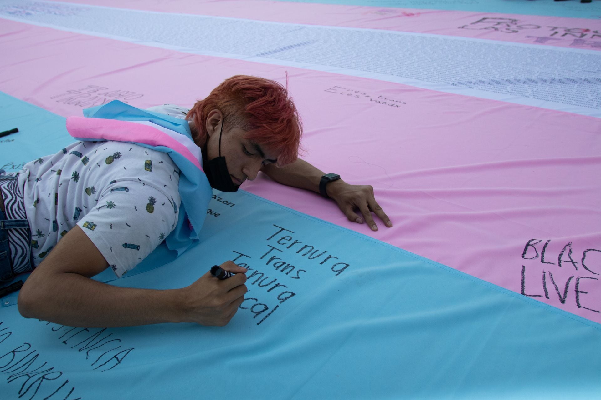Colocan bandera trans en explanada del Monumento a la Revolución