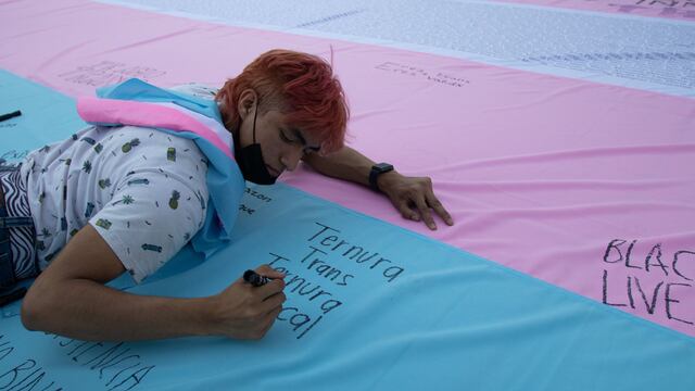 Colocan bandera trans en explanada del Monumento a la Revolución