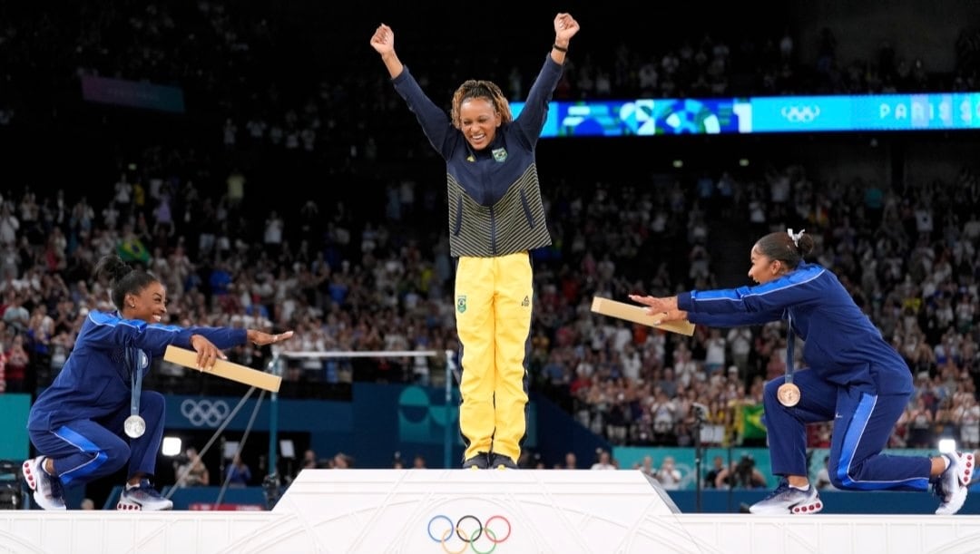 Simone Biles reconociendo a su rival
