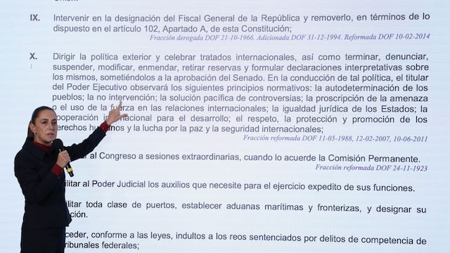 La presidenta Claudia Sheinbaum Pardo muestra el artículo constitucional que habla sobre la postura respecto a invasiones y el respeto al derecho internacional
