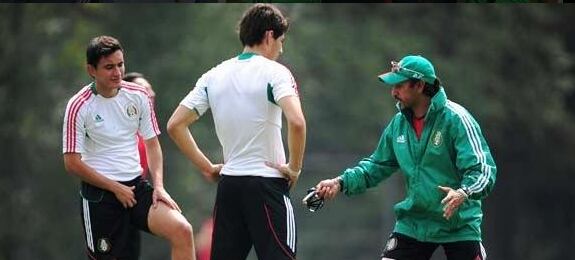 Raúl Potro Gutiérrez dirigiendo un entrenamiento con la Selección de Futbol de México Sub-22.