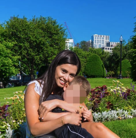 Bruna Ferreira junto a su hijo