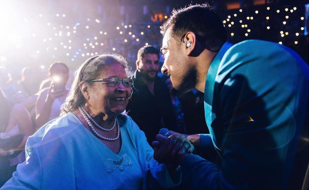 Carlos Rivera le canta a su abuelita