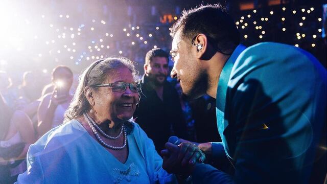 Carlos Rivera le canta a su abuelita