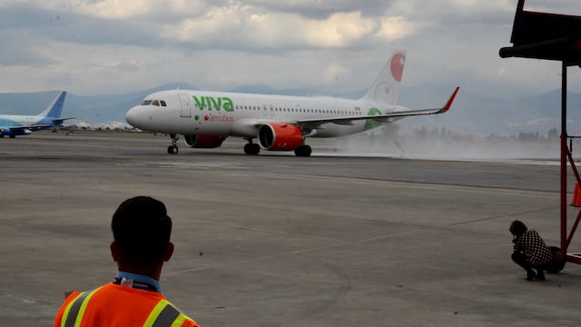 Avión de Viva Aerobús. Vuelos cancelados por conflicto de sobrecargos.