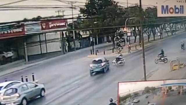 VIDEO: conductor se pasa el alto atropella brutalmente a motociclista en León