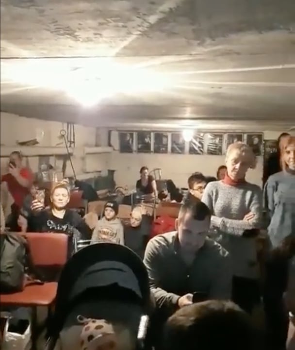 Niña ucraniana canta 'Let it Gi' de 'Frozen' en refugio antibombas