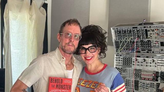 Scott Shriner, bajista de Weezer, y su esposa Jillian Lauren
