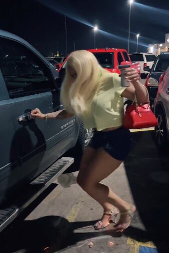 Mujer baila al ritmo de Peso Pluma hasta prender el piso