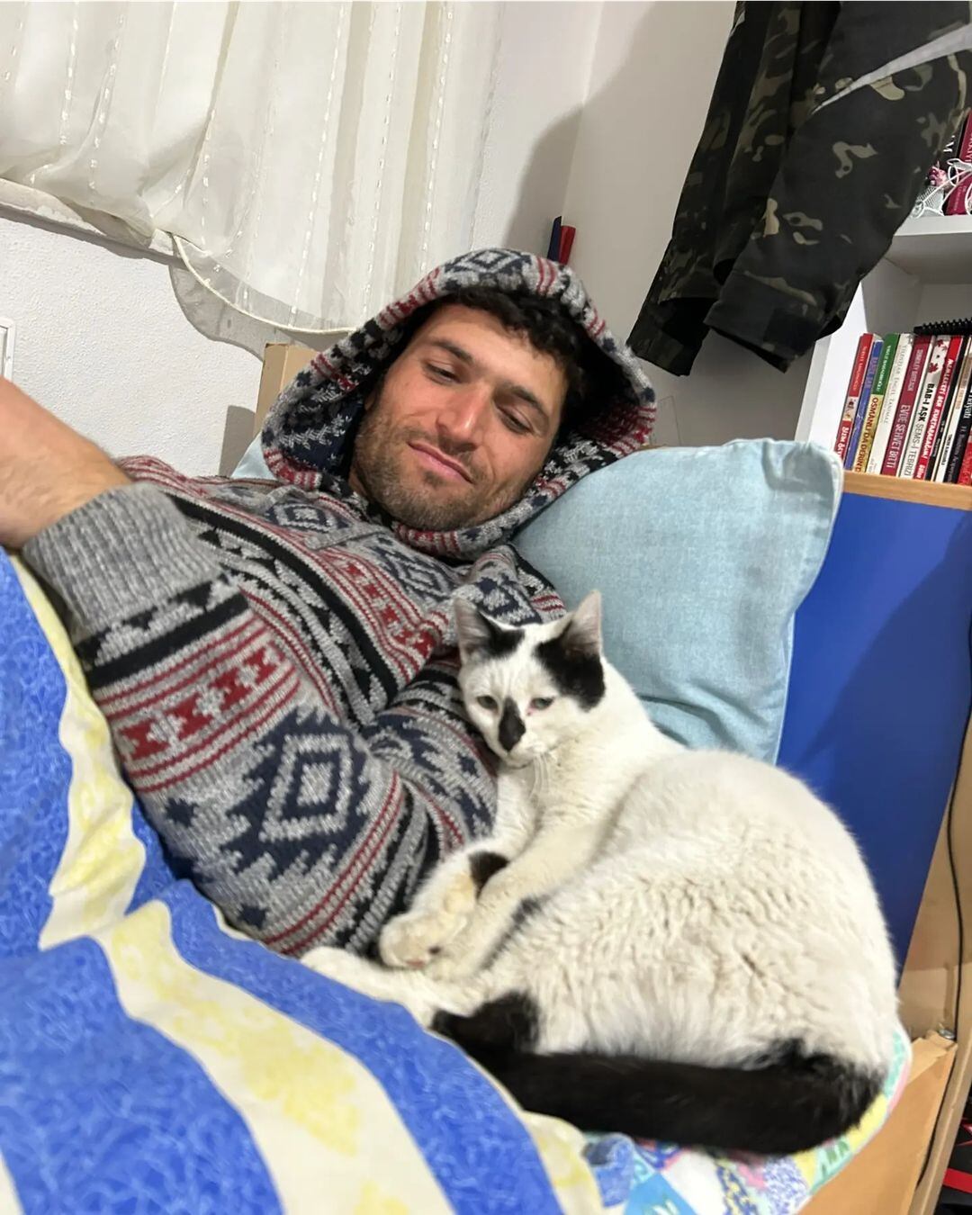 Enkaz, gato rescatado en Turquía, junto a el bombero Ali Cakas