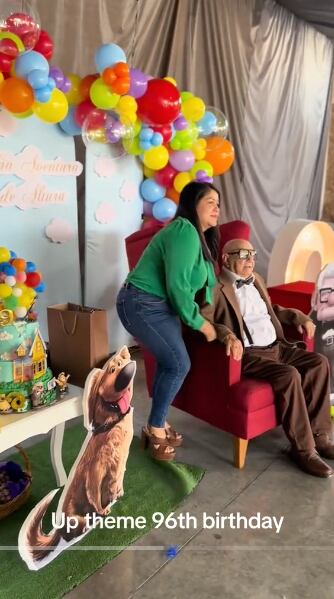 Fiesta temática de UP con la foto de su difunta esposa