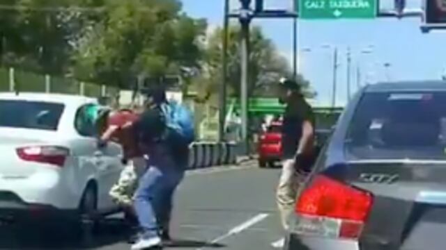 Microbuseros golpeando a ciclista