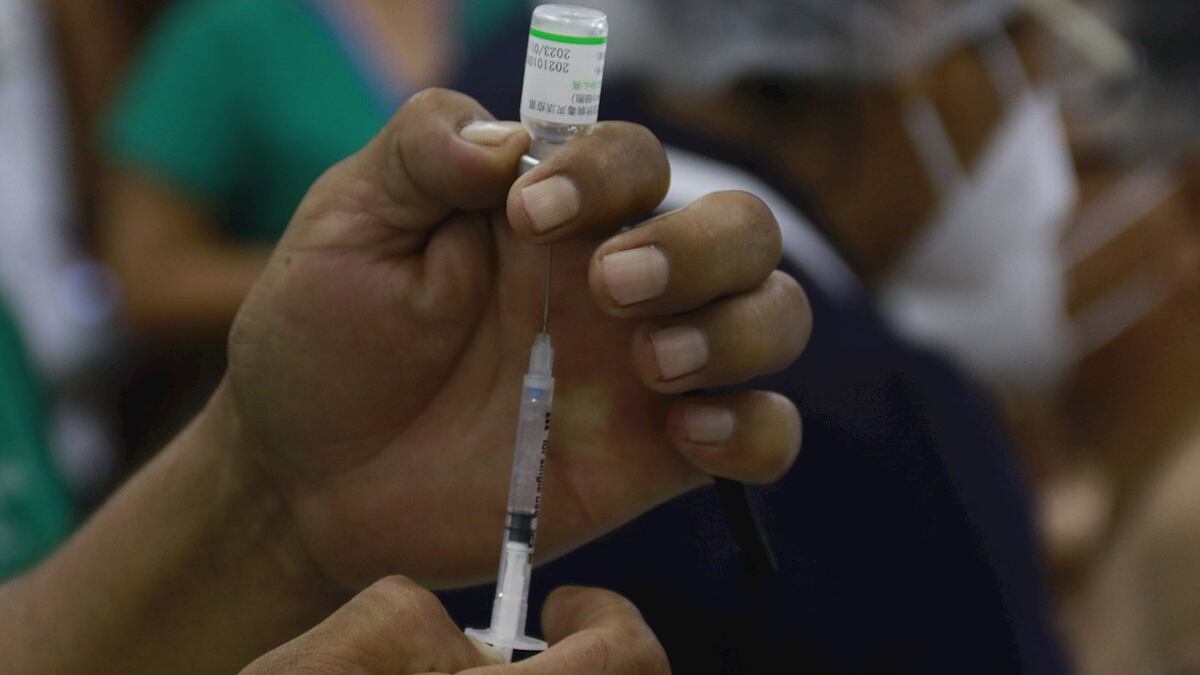 Bolivia: Detienen a 2 enfermeras por el robo de 500 vacunas contra Covid-19