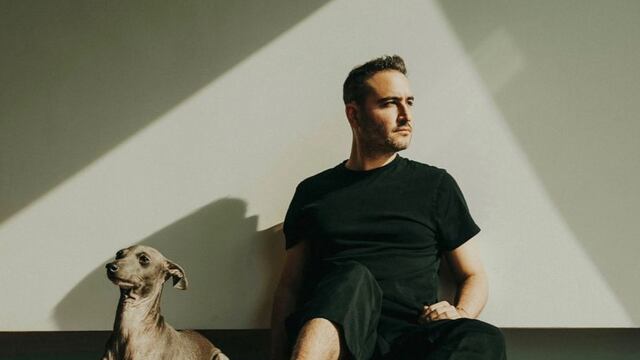 Jesús Navarro de Reik se quiebra en concierto con homenaje a su perrito que murió