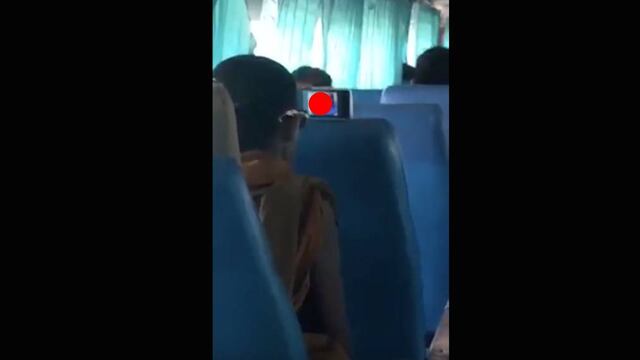 Monje viendo porno.