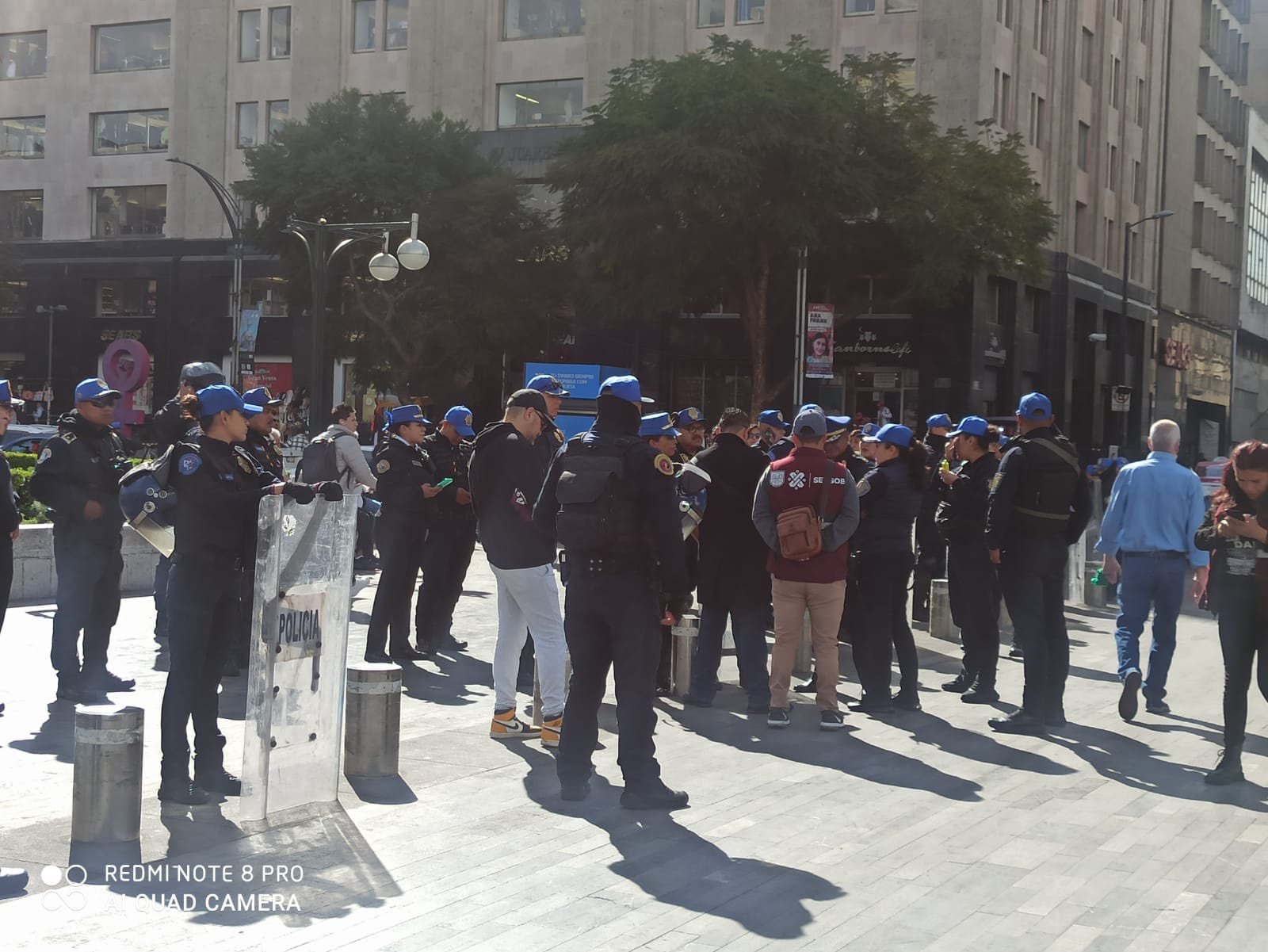 Retiran a comerciantes ambulantes del Palacio de Bellas Artes
