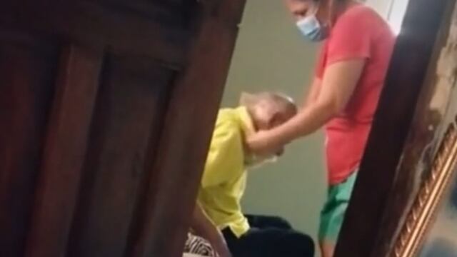 Mujer cuida a su ex suegro de 98 de años a pesar de que su esposo la abandonó