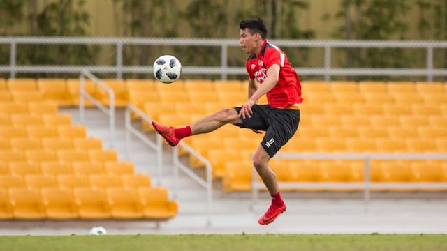 Hirving Lozano en entrenamiento con el PSV.