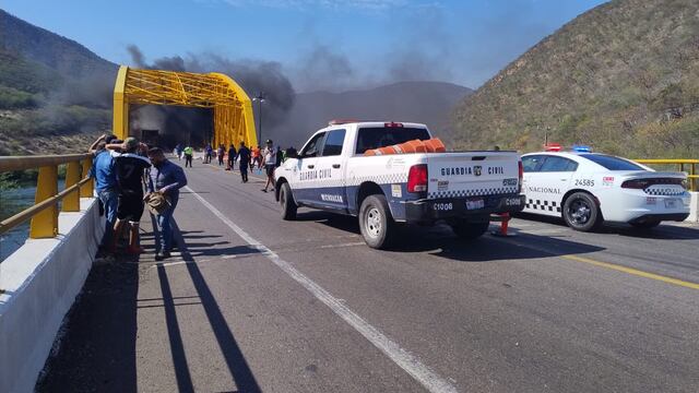 ¿Qué pasó en la autopista Siglo XXI? Pipa choca con vehículos y se incendia