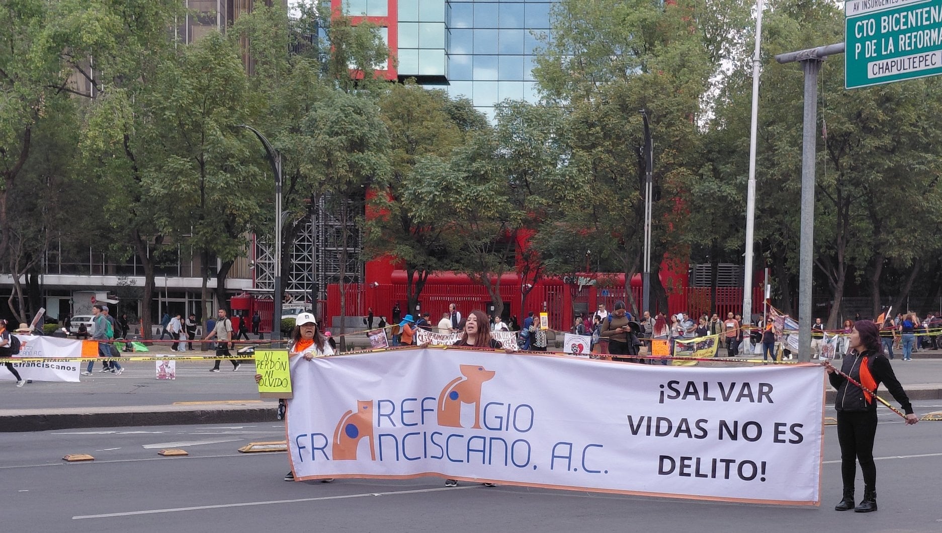 Protestas de Refugio Franciscano suman 12 horas en Reforma e Insurgentes