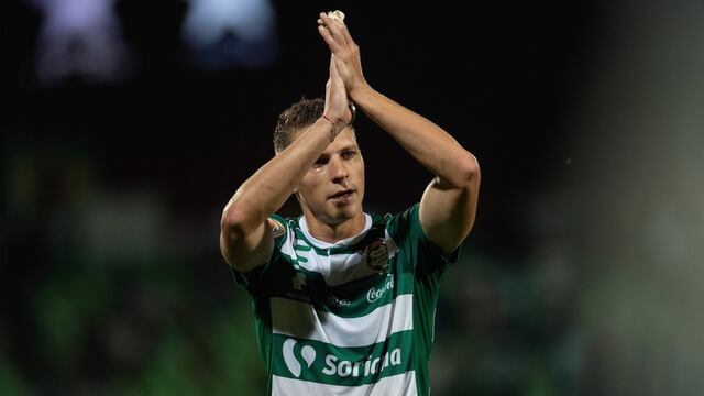 Julio Furch aplaude a la grada.