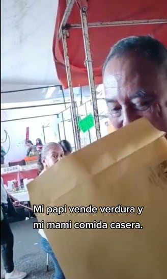 Presume su título universitario en el tianguis