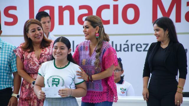 Evelyn Salgado entrega becas en Acapulco