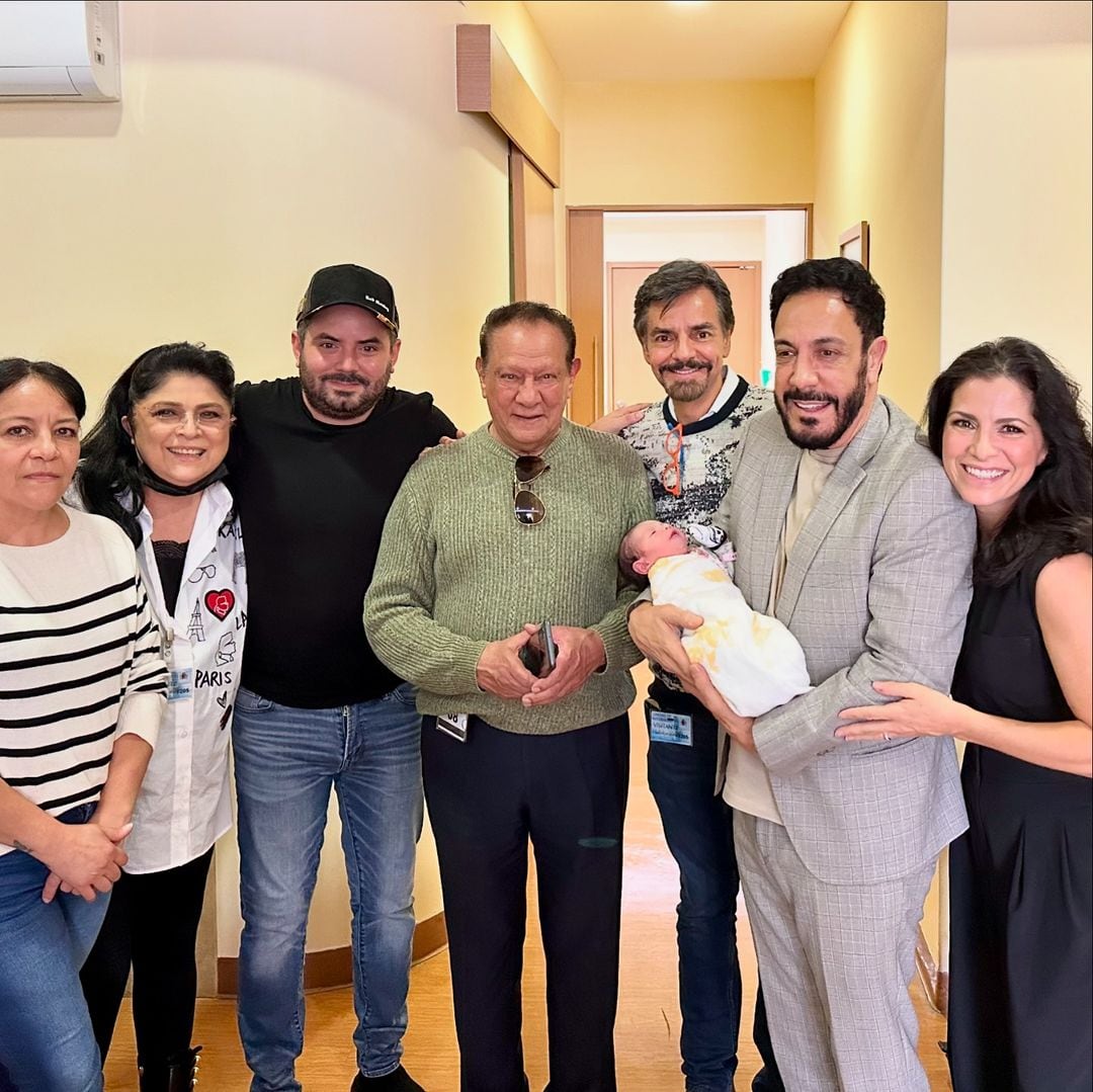 Foto del reencuentro entre Eugenio Derbez y Victoria Ruffo por el nacimiento de la hija de José Eduardo Derbez.