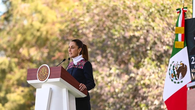 La presidenta conmemoró el Día de la Bandera y tomó protesta a mil escoltas