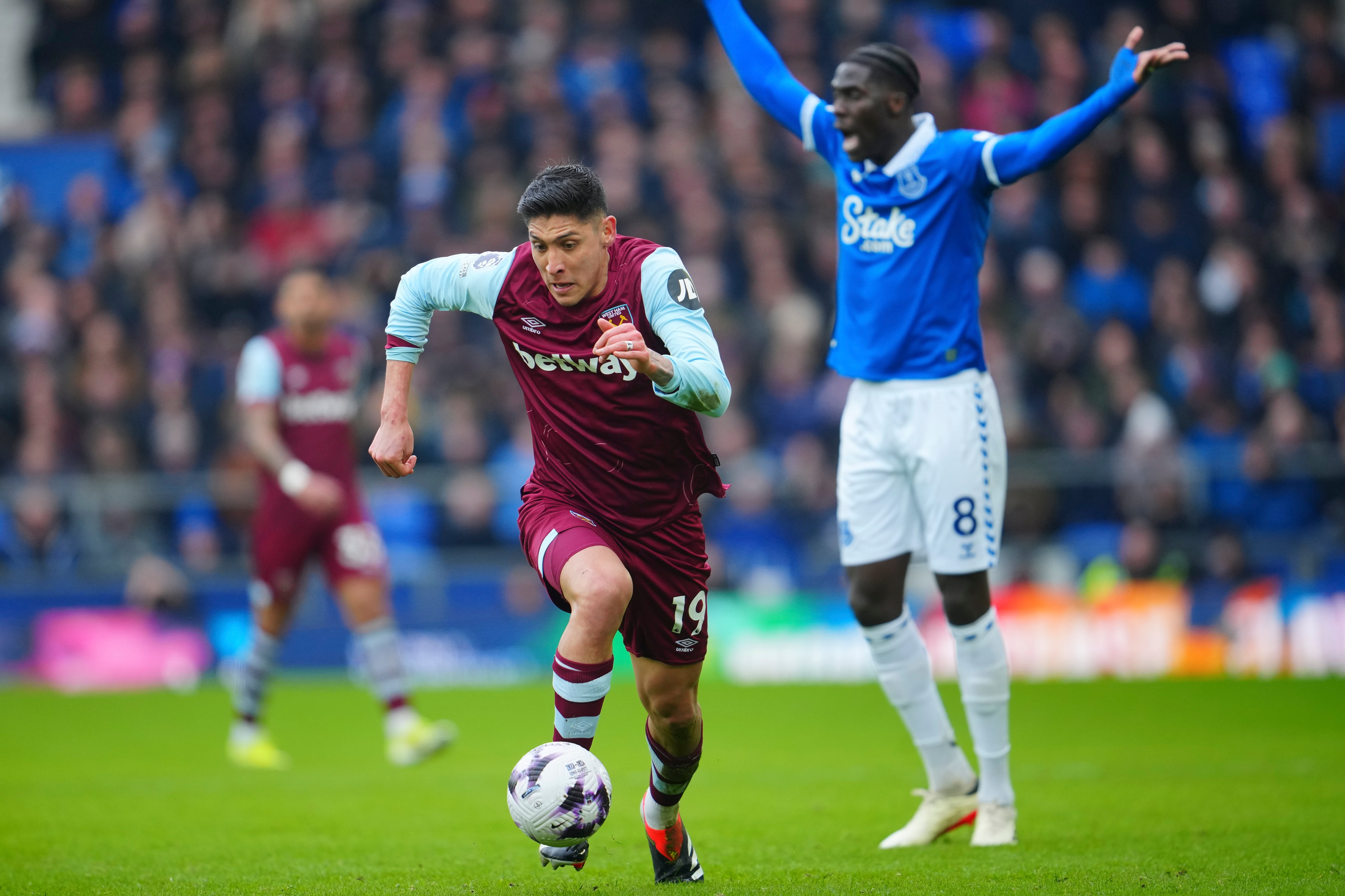 Edson Álvarez, en un duelo con el West Ham.