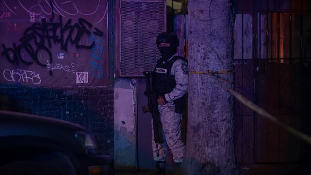 Agente de la Guardia Nacional resguardando la escena donde dejaron el cuerpo de una mujer encobijada en la Zona Norte de Tijuana