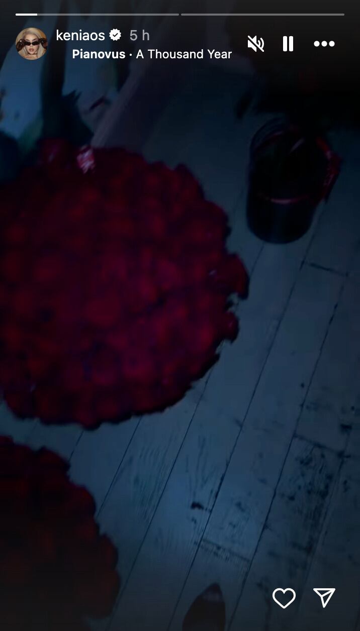 Kenia Os sube a sus historias cientos de rosas que le habría mandado Peso Pluma