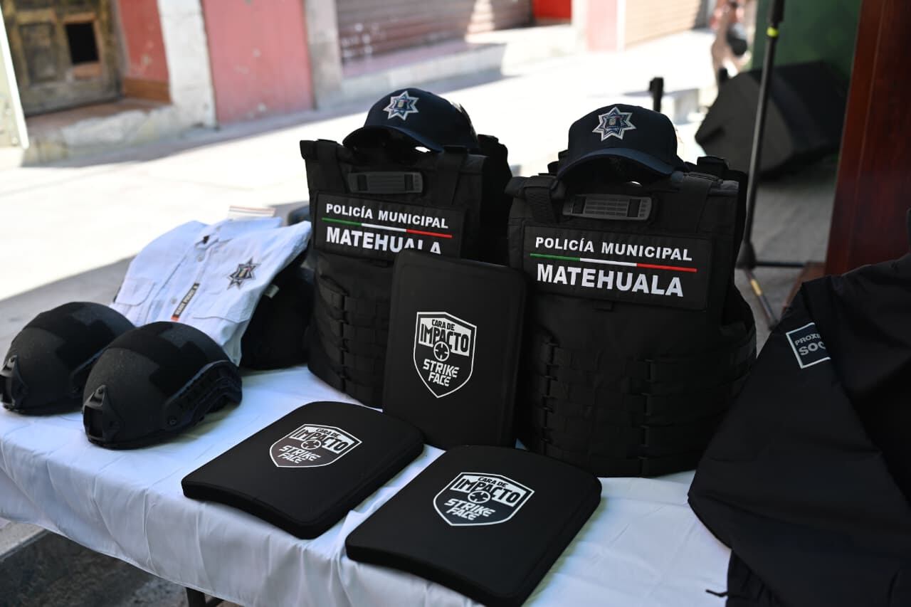 Ricardo Gallardo entrega equipamiento nuevo a la Policía Municipal de Matehuala