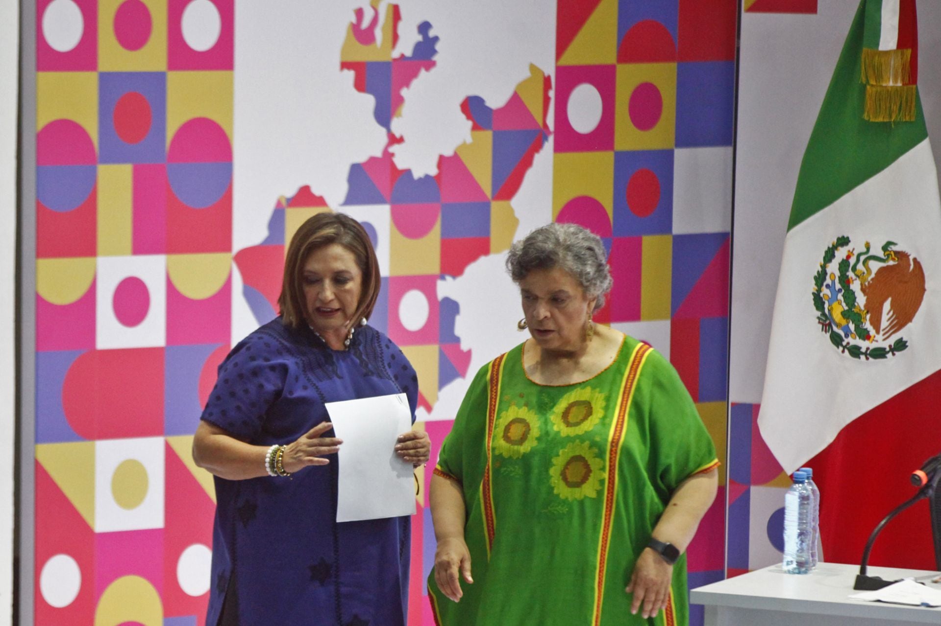 Las senadoras Beatriz Paredes y Xóchitl Gálvez, durante el “Foro de Diálogo para la construcción del Frente Amplio por México”