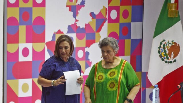 Las senadoras Beatriz Paredes y Xóchitl Gálvez, durante el “Foro de Diálogo para la construcción del Frente Amplio por México”
