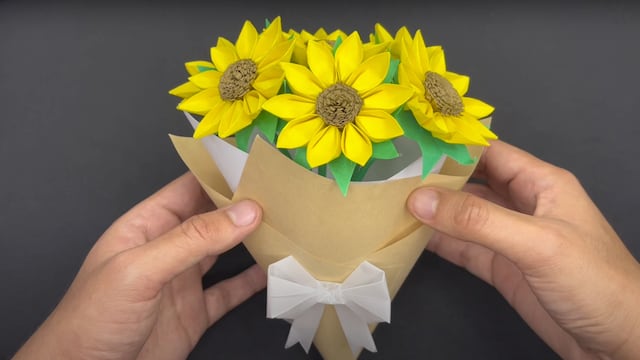¿Cómo hacer flores amarillas de papel?