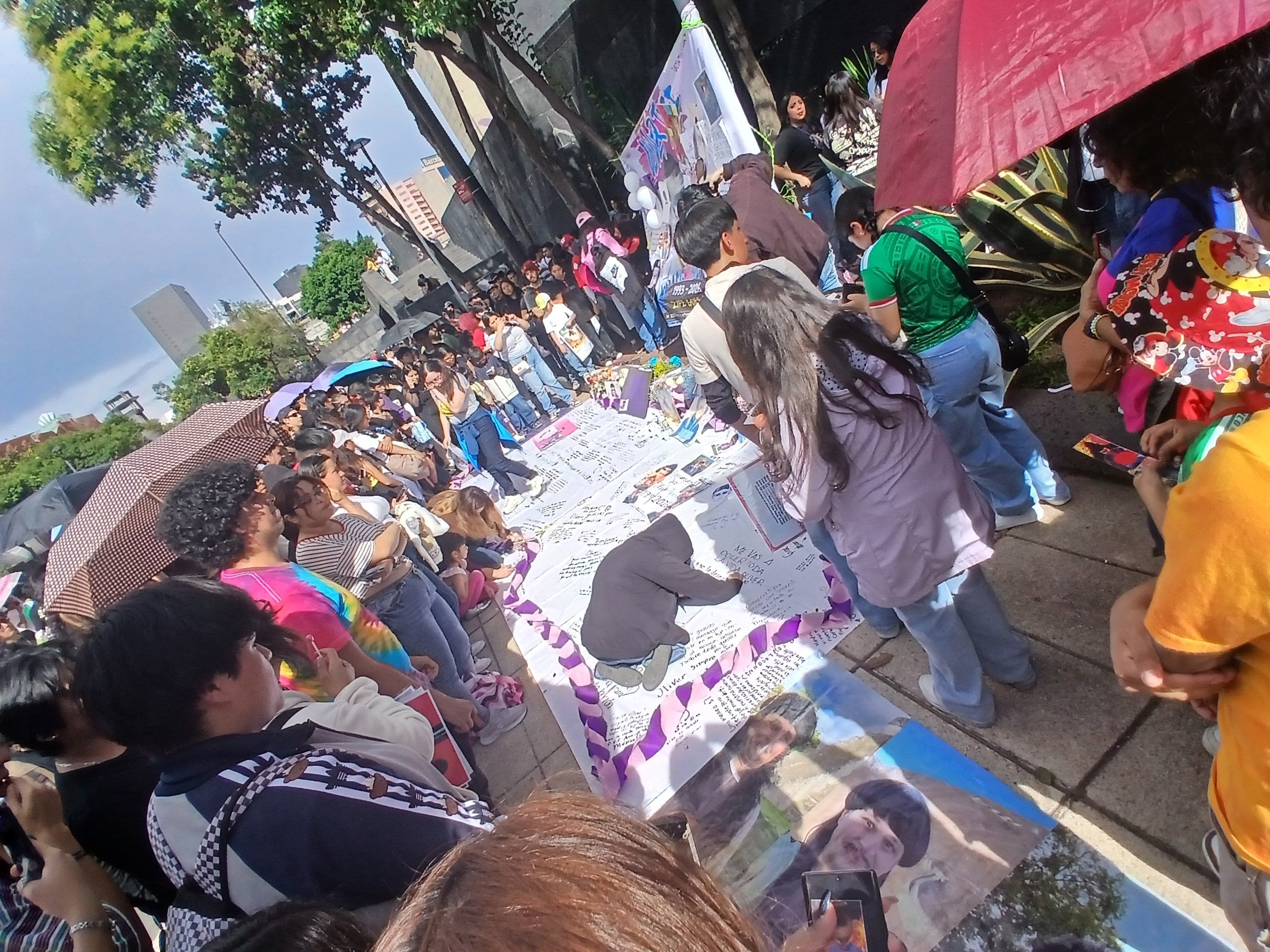 Fans de Oliver Tree realizan homenaje en el Monumento a la Revolución