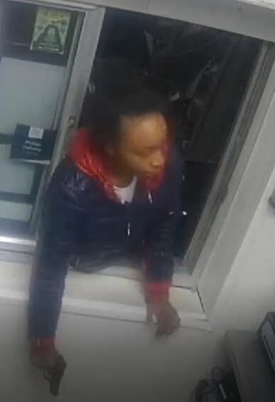 Furiosa por el tiempo de espera, dispara a trabajadores de Burger King.