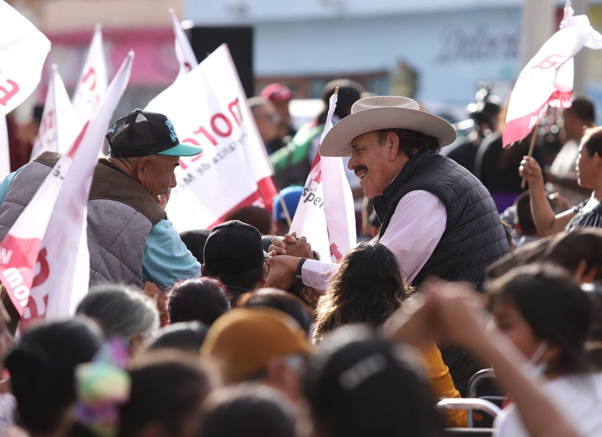 Armando Guadiana, precandidato de Morena a la gubernatura de Coahuila, se reunió con habitantes de la colonia Pueblo Insurgentes.