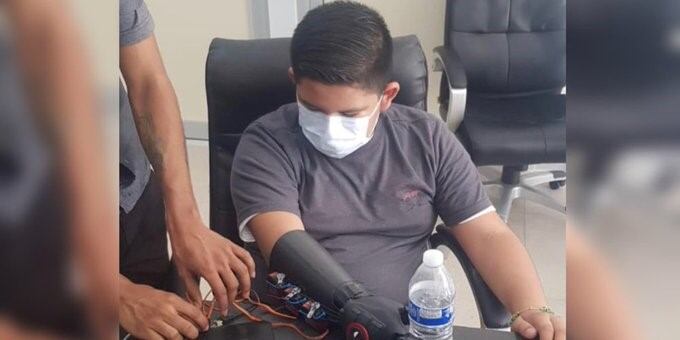 Estudiantes crean prototipo prótesis de mano parcial para ayudar a niño