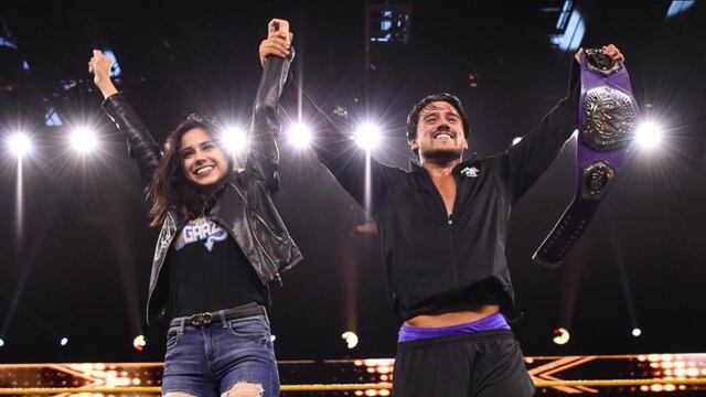 Angel Garza celebra el título junto a su futura esposa