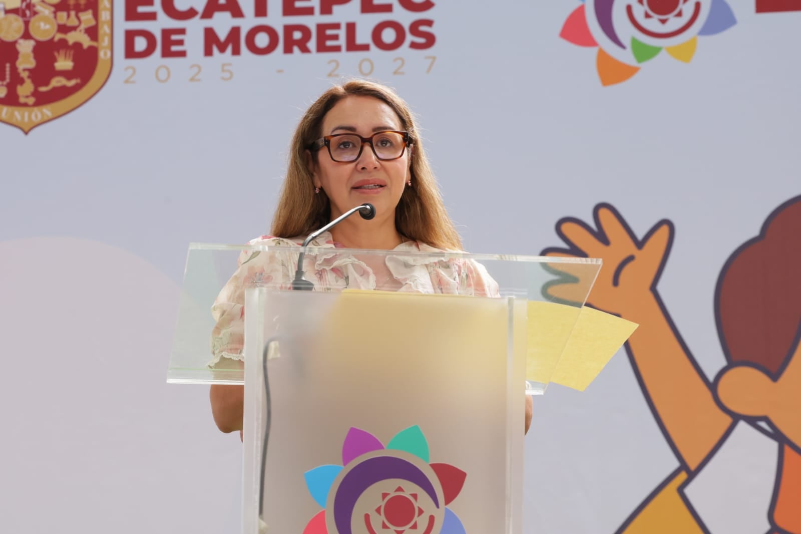 Azucena Cisneros entrega apoyos del programa "Zapatos para el Bienestar".