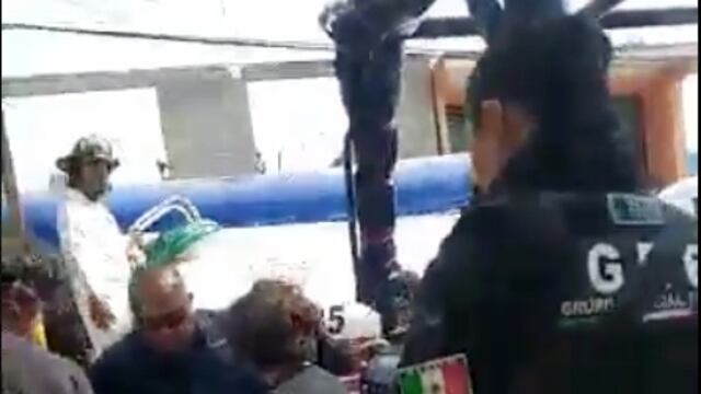 Vecinos discuten con policías