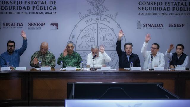 Rubén Rocha, gobernador de Sinaloa, al centro