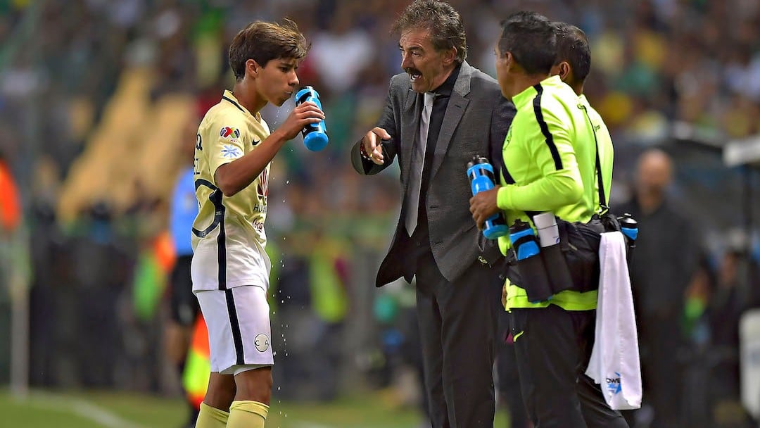 La Volpe da indicaciones a Lainez.